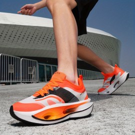 メンズ高品質カーボンファイバーグラフィックランニングシューズ - ホワイト＆ブラックにレッドアクセント、通気性PUアッパー＆ラバーソール、マイドトップレースアップデザイン ジム・ジョギング・カジュアルストリートウェア用 春夏秋必須ジムシューズ