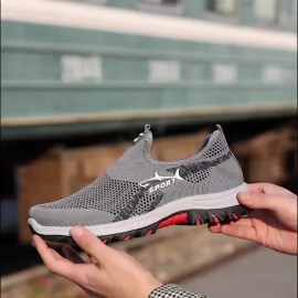 メンズ通気性メッシュスポーツシューズ、ブラック&グレー、赤いアクセント付き、モンクストラップファブリックアップパート、ゴムソール、ラウンドトゥデザイン、ロートップスタイル、春夏カジュアルスポーツスタイルに適しています。複数のカラーが用意されています。 メンズ通気性メッシュスポーツシューズ、ブラック&グレー、赤いアクセント付き、モンクストラップファブリックアップパート、ゴムソール、ラウンドトゥデザイン、ロートップスタイル、春夏カジュアルスポーツスタイルに適しています。複数のカラーが用意されています。