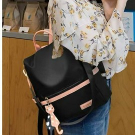 1個 女性向けの可愛いアニメインスパイアードバックパック - 軽量ナイロン旅行バッグ、オープンポケット、調整可能なストラップ、可愛いペンダント付き、学校、大学、またはカジュアルな使用に最適、カジュアルなバックパック | ふざけたアクセサリー | 耐久性のあるバックパック